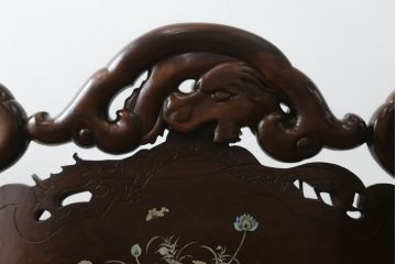 中国ビンテージ　唐木　螺鈿(ラデン)　迫力ある竜の彫刻が見事!!職人技が光るアームチェア(椅子、イス、板座チェア、一人掛けソファ、1人掛けソファ、1P、ヴィンテージ)(R-062709)