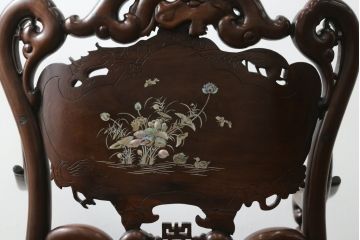中国ビンテージ　唐木　螺鈿(ラデン)　迫力ある竜の彫刻が見事!!職人技が光るアームチェア(椅子、イス、板座チェア、一人掛けソファ、1人掛けソファ、1P、ヴィンテージ)(R-062709)