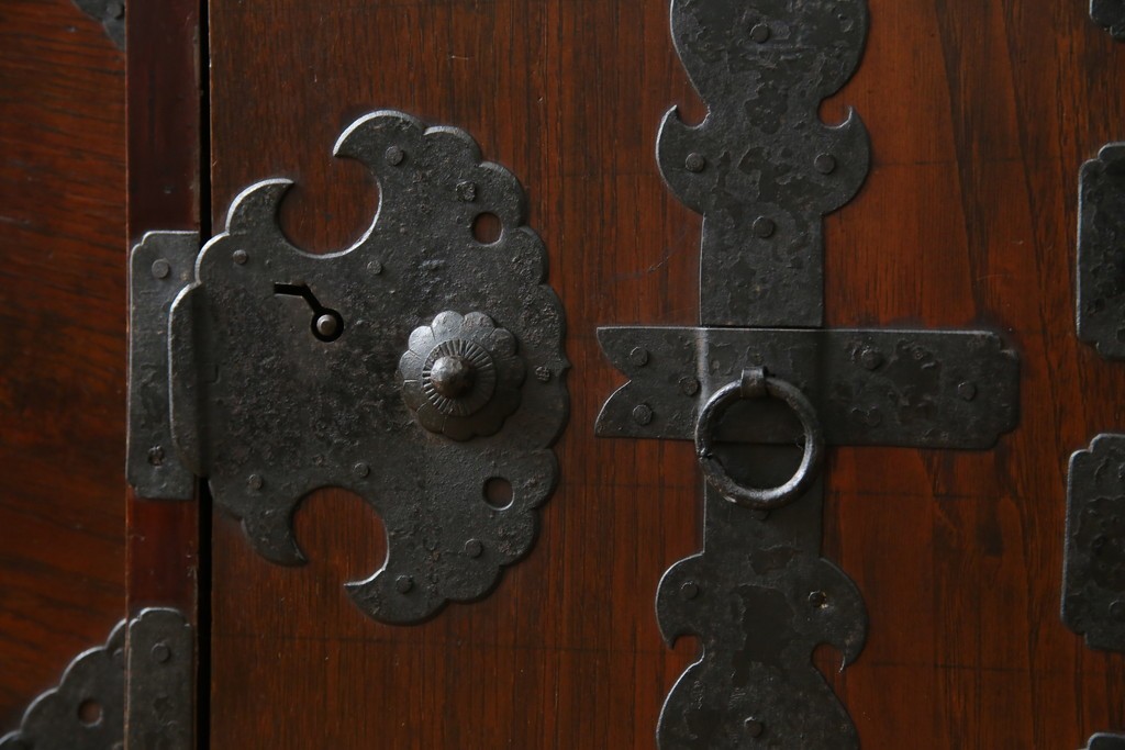 和製アンティーク　明治期　前面栗材　閂(カンヌキ)付き　古びた佇まいが趣き深い最上箪笥(時代箪笥)　(R-062719)