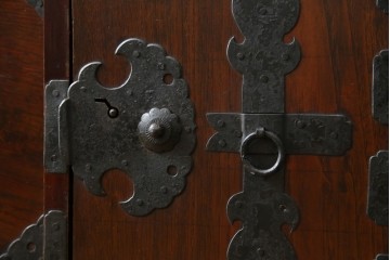 和製アンティーク　明治期　前面栗材　閂(カンヌキ)付き　古びた佇まいが趣き深い最上箪笥(時代箪笥)　(R-062719)