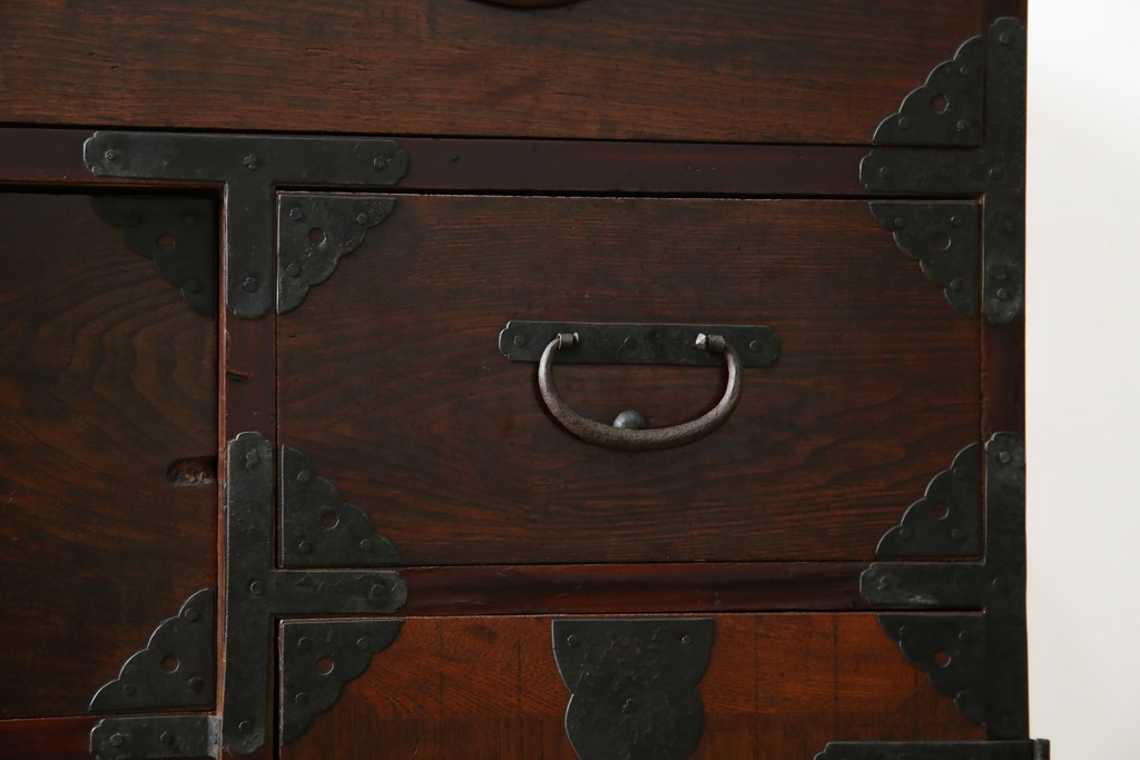 和製アンティーク　明治期　前面栗材　閂(カンヌキ)付き　古びた佇まいが趣き深い最上箪笥(時代箪笥)　(R-062719)