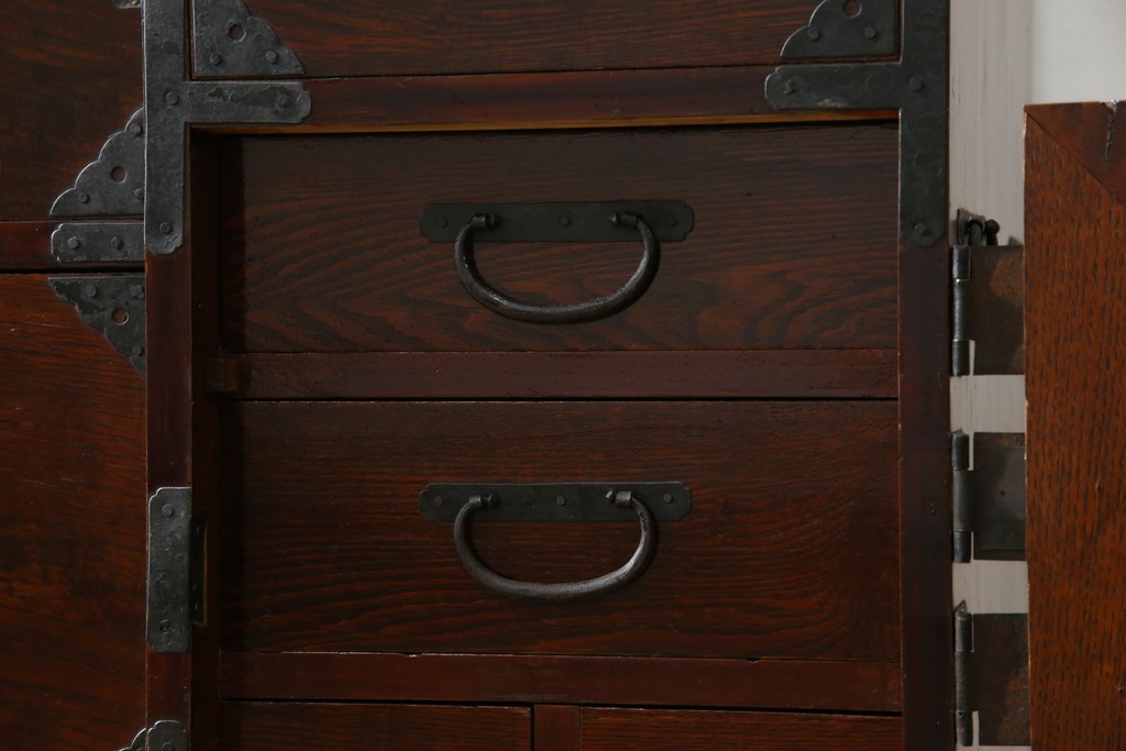 和製アンティーク　明治期　前面栗材　閂(カンヌキ)付き　古びた佇まいが趣き深い最上箪笥(時代箪笥)　(R-062719)