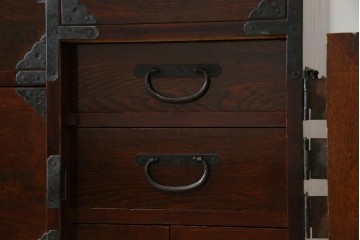 和製アンティーク　明治期　前面栗材　閂(カンヌキ)付き　古びた佇まいが趣き深い最上箪笥(時代箪笥)　(R-062719)