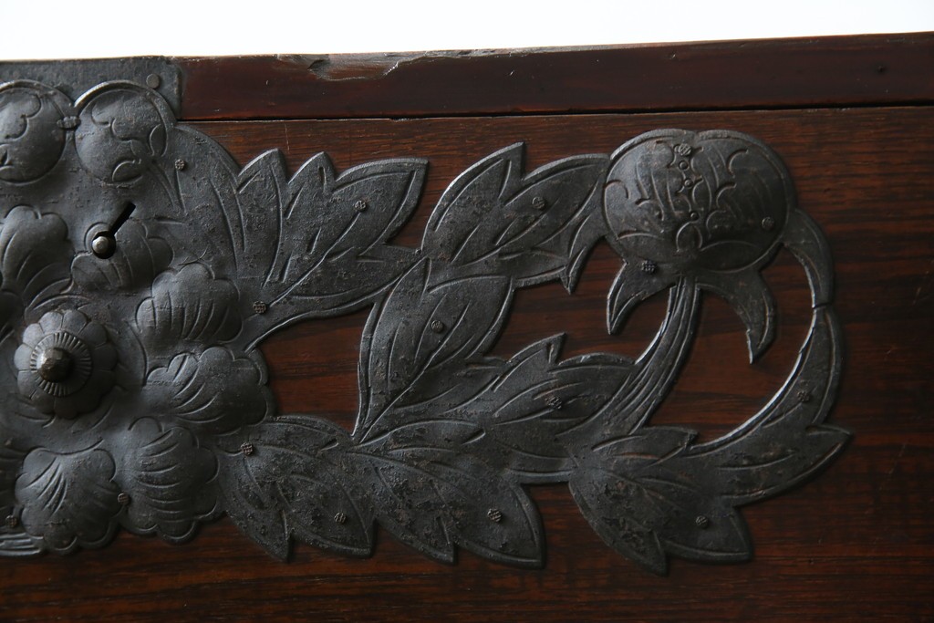 和製アンティーク　明治期　前面栗材　閂(カンヌキ)付き　古びた佇まいが趣き深い最上箪笥(時代箪笥)　(R-062719)