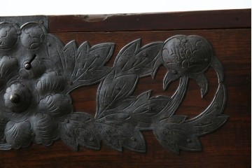 和製アンティーク　明治期　前面栗材　閂(カンヌキ)付き　古びた佇まいが趣き深い最上箪笥(時代箪笥)　(R-062719)