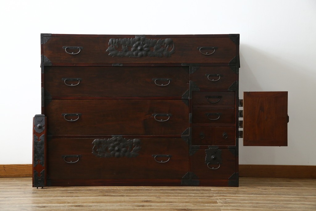 和製アンティーク　明治期　前面栗材　閂(カンヌキ)付き　古びた佇まいが趣き深い最上箪笥(時代箪笥)　(R-062719)