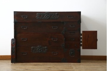 和製アンティーク　明治期　前面栗材　閂(カンヌキ)付き　古びた佇まいが趣き深い最上箪笥(時代箪笥)　(R-062719)