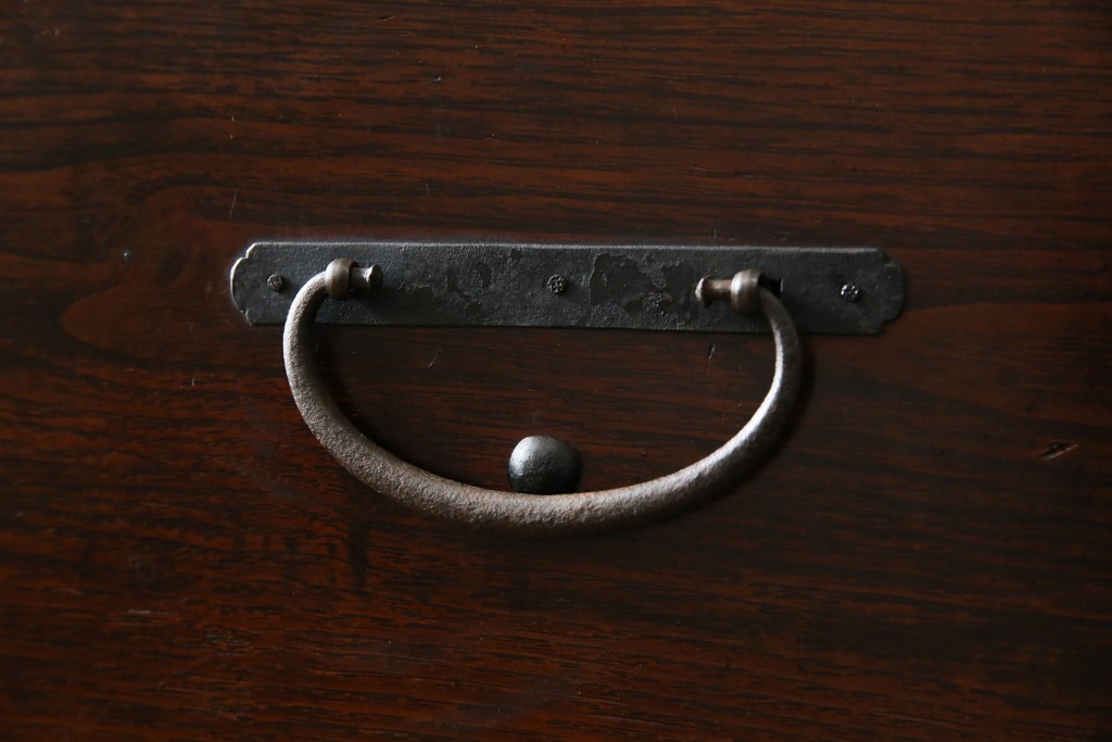 和製アンティーク　明治期　前面栗材　閂(カンヌキ)付き　古びた佇まいが趣き深い最上箪笥(時代箪笥)　(R-062719)