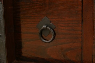 和製アンティーク　明治期　前面栗材　閂(カンヌキ)付き　古びた佇まいが趣き深い最上箪笥(時代箪笥)　(R-062719)