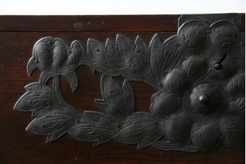 和製アンティーク　明治期　前面栗材　閂(カンヌキ)付き　古びた佇まいが趣き深い最上箪笥(時代箪笥)　(R-062719)