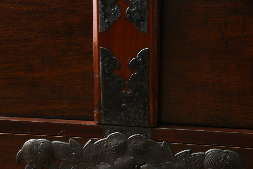 和製アンティーク　明治期　前面栗材　閂(カンヌキ)付き　古びた佇まいが趣き深い最上箪笥(時代箪笥)　(R-062719)