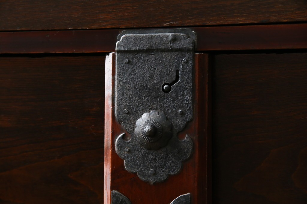 和製アンティーク　明治期　前面栗材　閂(カンヌキ)付き　古びた佇まいが趣き深い最上箪笥(時代箪笥)　(R-062719)