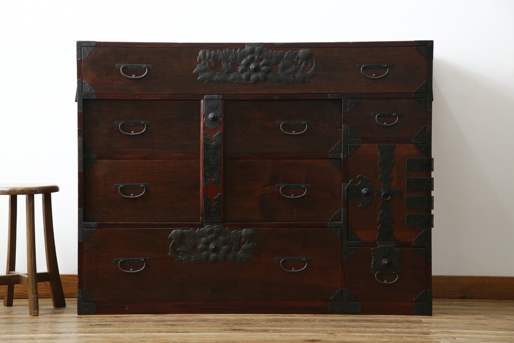 和製アンティーク　明治期　前面栗材　閂(カンヌキ)付き　古びた佇まいが趣き深い最上箪笥(時代箪笥)　(R-062719)