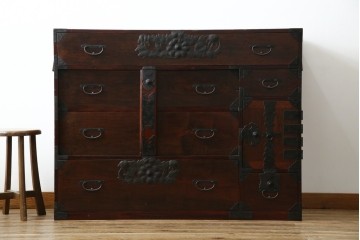 和製アンティーク　明治期　前面栗材　閂(カンヌキ)付き　古びた佇まいが趣き深い最上箪笥(時代箪笥)　(R-062719)