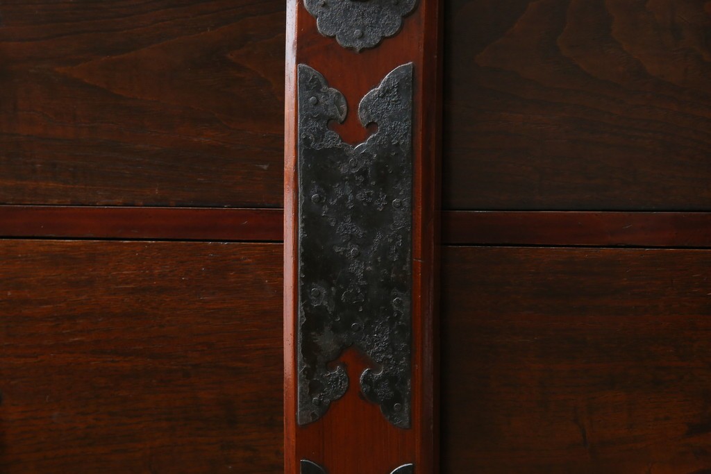 和製アンティーク　明治期　前面栗材　閂(カンヌキ)付き　古びた佇まいが趣き深い最上箪笥(時代箪笥)　(R-062719)