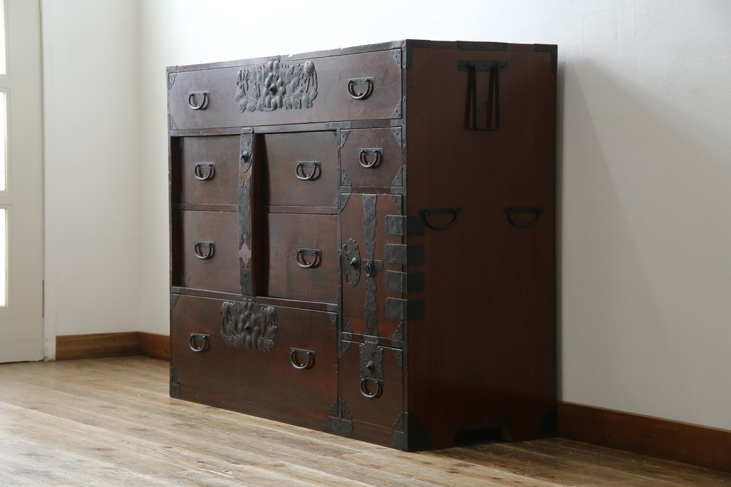 和製アンティーク　明治期　前面栗材　閂(カンヌキ)付き　古びた佇まいが趣き深い最上箪笥(時代箪笥)　(R-062719)