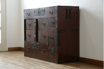 和製アンティーク　明治期　前面栗材　閂(カンヌキ)付き　古びた佇まいが趣き深い最上箪笥(時代箪笥)　(R-062719)