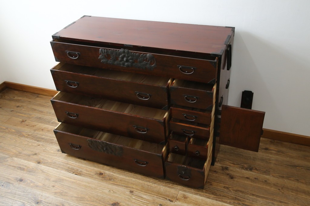 和製アンティーク　明治期　前面栗材　閂(カンヌキ)付き　古びた佇まいが趣き深い最上箪笥(時代箪笥)　(R-062719)