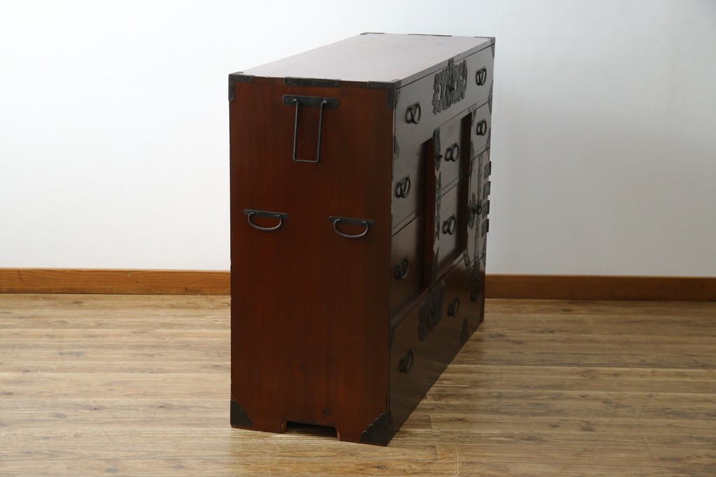 和製アンティーク　明治期　前面栗材　閂(カンヌキ)付き　古びた佇まいが趣き深い最上箪笥(時代箪笥)　(R-062719)