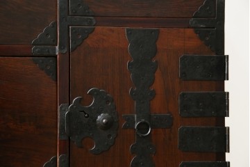 和製アンティーク　明治期　前面栗材　閂(カンヌキ)付き　古びた佇まいが趣き深い最上箪笥(時代箪笥)　(R-062719)