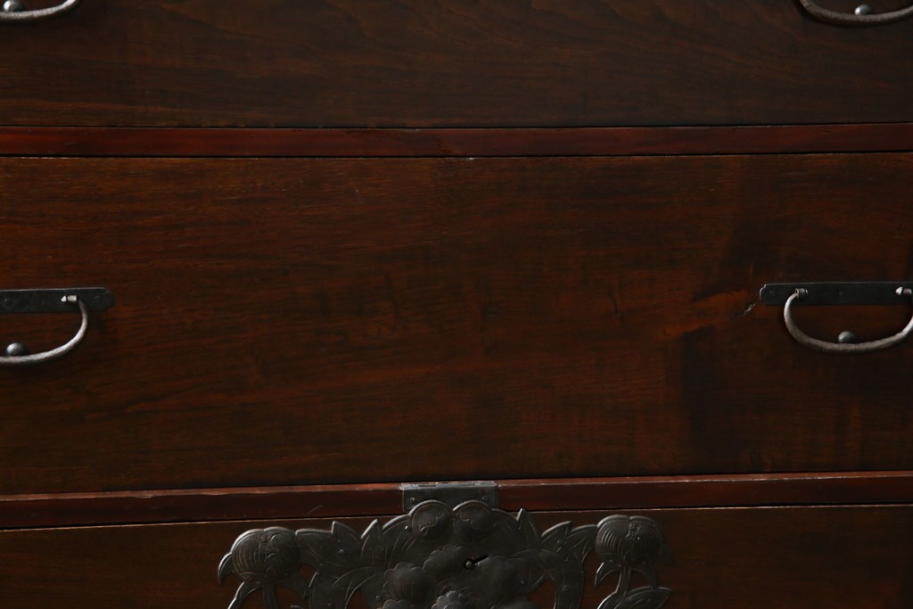 和製アンティーク　明治期　前面栗材　閂(カンヌキ)付き　古びた佇まいが趣き深い最上箪笥(時代箪笥)　(R-062719)