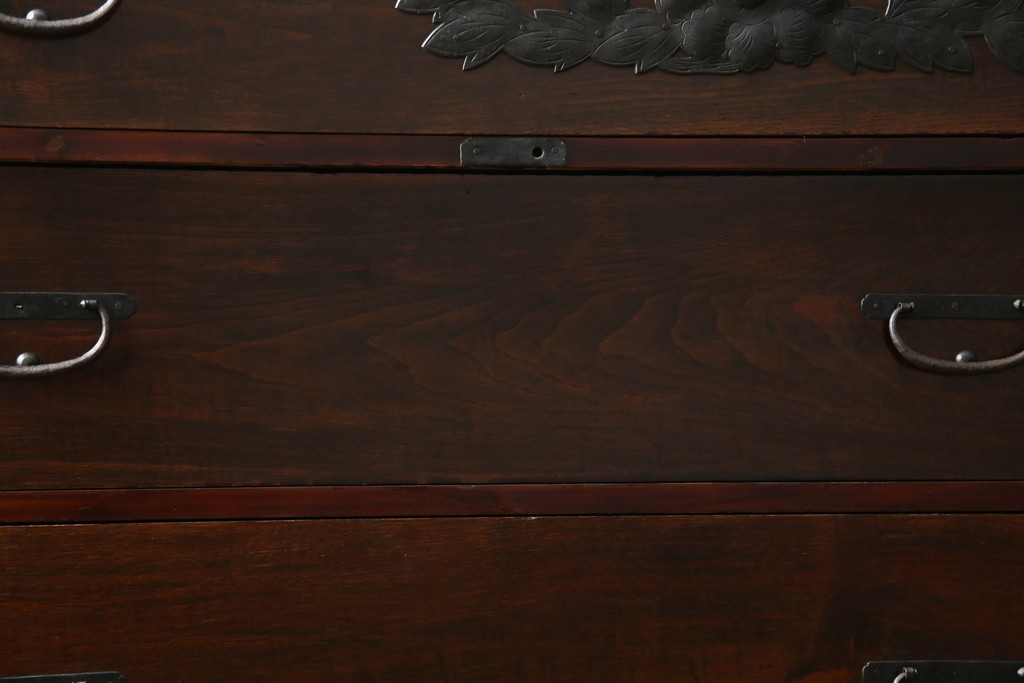 和製アンティーク　明治期　前面栗材　閂(カンヌキ)付き　古びた佇まいが趣き深い最上箪笥(時代箪笥)　(R-062719)