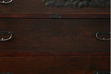 和製アンティーク　明治期　前面栗材　閂(カンヌキ)付き　古びた佇まいが趣き深い最上箪笥(時代箪笥)　(R-062719)