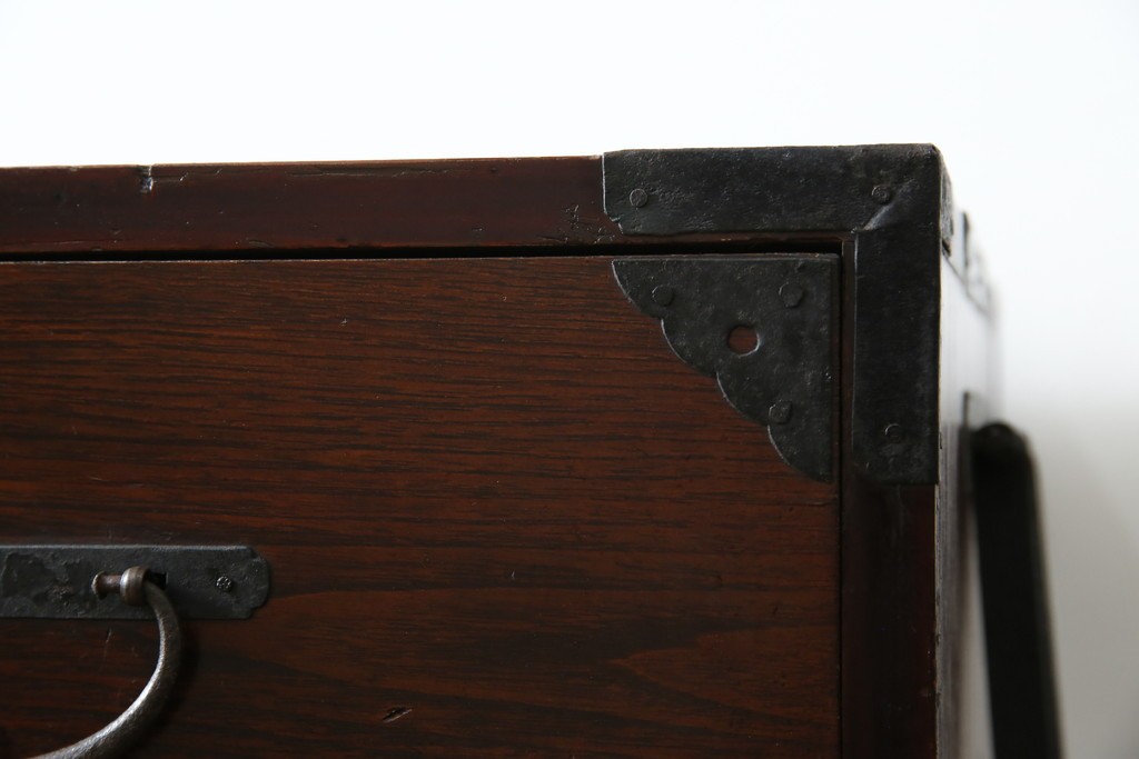 和製アンティーク　明治期　前面栗材　閂(カンヌキ)付き　古びた佇まいが趣き深い最上箪笥(時代箪笥)　(R-062719)