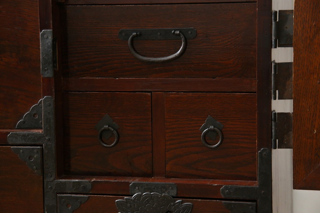 和製アンティーク　明治期　前面栗材　閂(カンヌキ)付き　古びた佇まいが趣き深い最上箪笥(時代箪笥)　(R-062719)