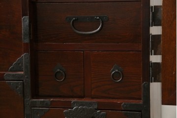 和製アンティーク　明治期　前面栗材　閂(カンヌキ)付き　古びた佇まいが趣き深い最上箪笥(時代箪笥)　(R-062719)