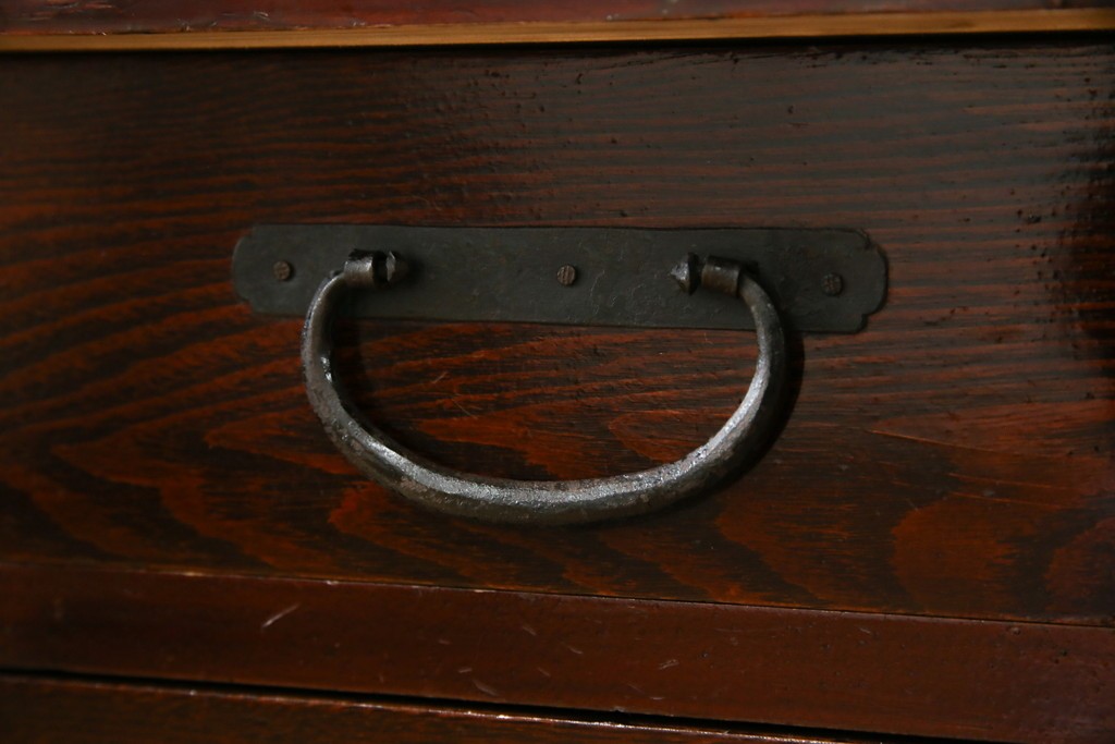 和製アンティーク　明治期　前面栗材　閂(カンヌキ)付き　古びた佇まいが趣き深い最上箪笥(時代箪笥)　(R-062719)