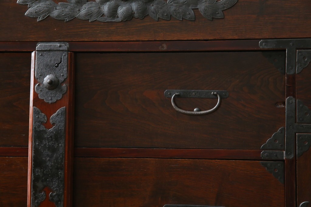 和製アンティーク　明治期　前面栗材　閂(カンヌキ)付き　古びた佇まいが趣き深い最上箪笥(時代箪笥)　(R-062719)