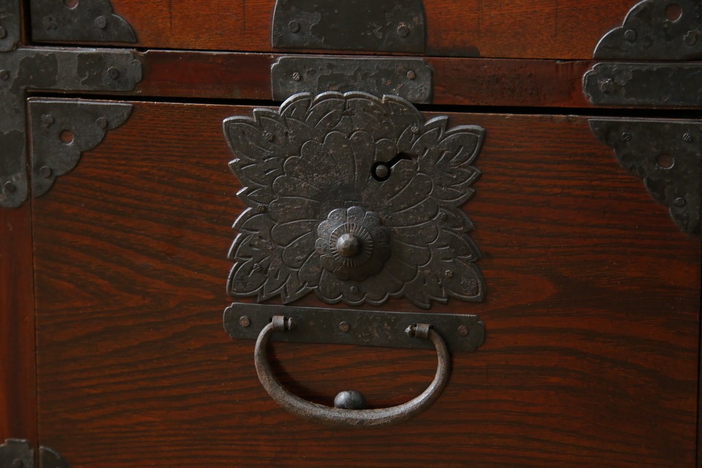 和製アンティーク　明治期　前面栗材　閂(カンヌキ)付き　古びた佇まいが趣き深い最上箪笥(時代箪笥)　(R-062719)