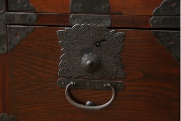 和製アンティーク　明治期　前面栗材　閂(カンヌキ)付き　古びた佇まいが趣き深い最上箪笥(時代箪笥)　(R-062719)