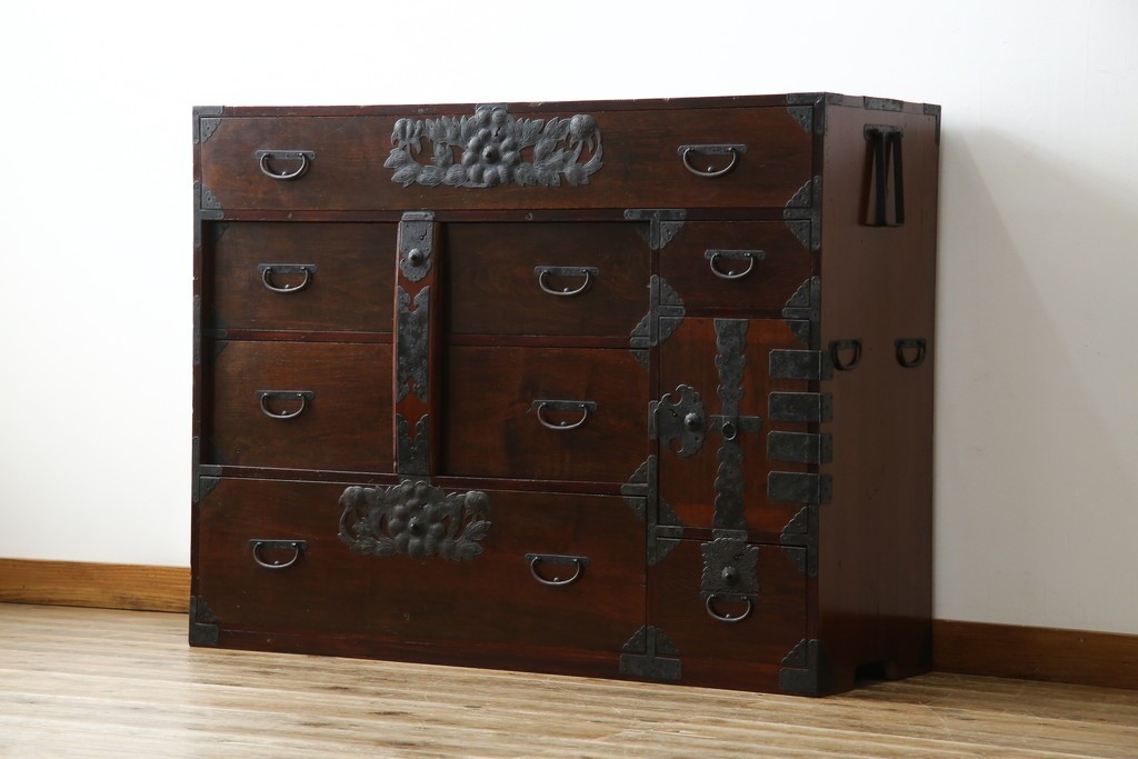 和製アンティーク　明治期　前面栗材　閂(カンヌキ)付き　古びた佇まいが趣き深い最上箪笥(時代箪笥)　(R-062719)