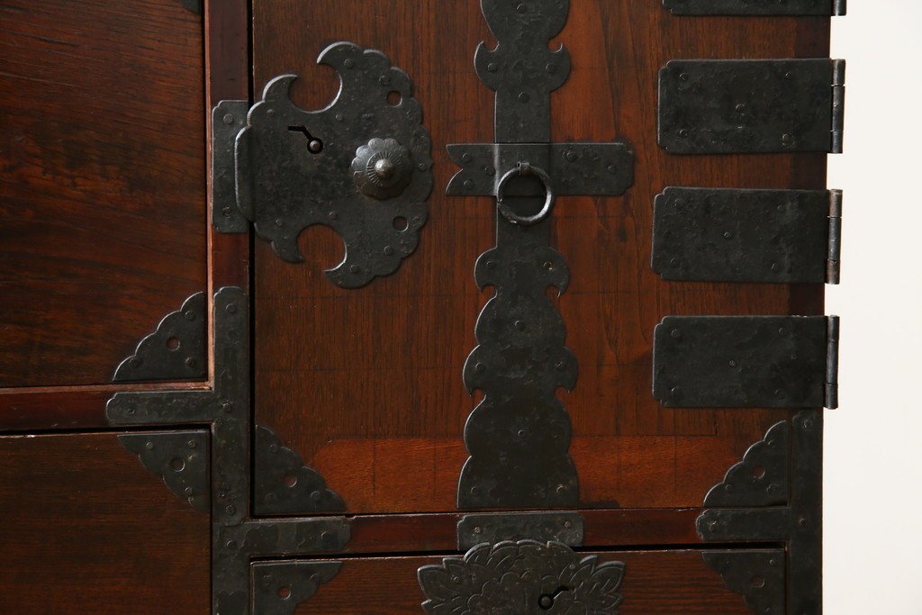 和製アンティーク　明治期　前面栗材　閂(カンヌキ)付き　古びた佇まいが趣き深い最上箪笥(時代箪笥)　(R-062719)