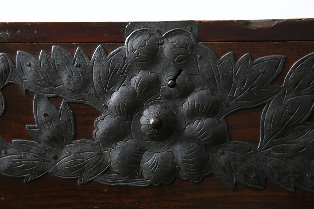 和製アンティーク　明治期　前面栗材　閂(カンヌキ)付き　古びた佇まいが趣き深い最上箪笥(時代箪笥)　(R-062719)