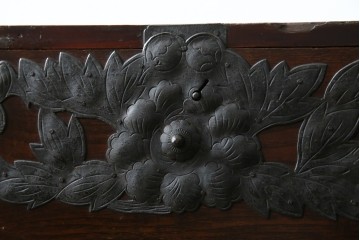 和製アンティーク　明治期　前面栗材　閂(カンヌキ)付き　古びた佇まいが趣き深い最上箪笥(時代箪笥)　(R-062719)