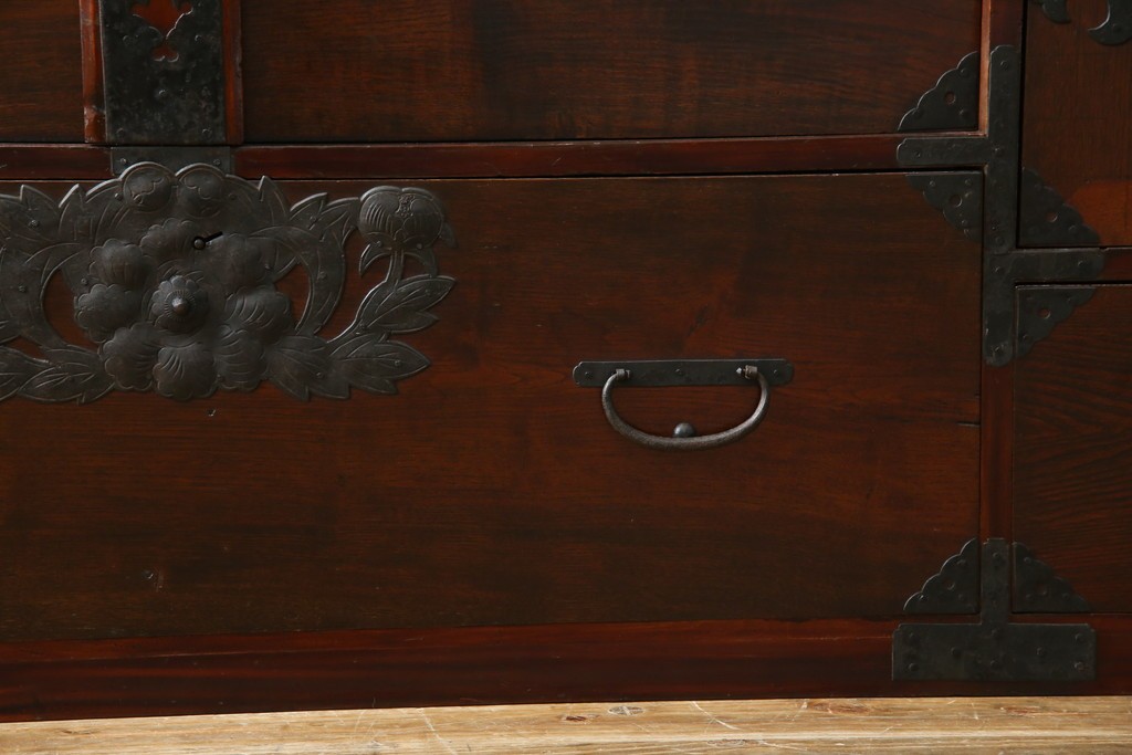 和製アンティーク　明治期　前面栗材　閂(カンヌキ)付き　古びた佇まいが趣き深い最上箪笥(時代箪笥)　(R-062719)