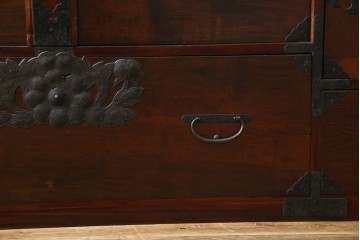 和製アンティーク　明治期　前面栗材　閂(カンヌキ)付き　古びた佇まいが趣き深い最上箪笥(時代箪笥)　(R-062719)