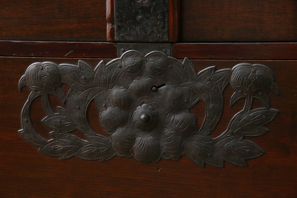 和製アンティーク　明治期　前面栗材　閂(カンヌキ)付き　古びた佇まいが趣き深い最上箪笥(時代箪笥)　(R-062719)