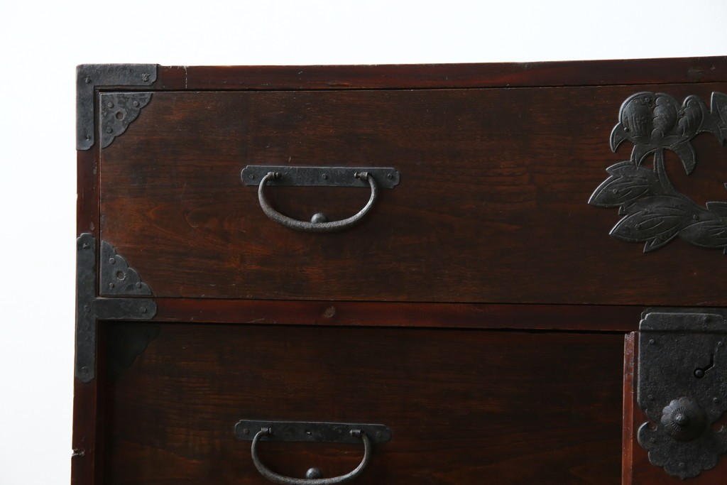 和製アンティーク　明治期　前面栗材　閂(カンヌキ)付き　古びた佇まいが趣き深い最上箪笥(時代箪笥)　(R-062719)