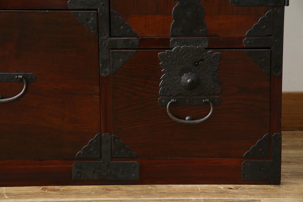 和製アンティーク　明治期　前面栗材　閂(カンヌキ)付き　古びた佇まいが趣き深い最上箪笥(時代箪笥)　(R-062719)