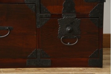 和製アンティーク　明治期　前面栗材　閂(カンヌキ)付き　古びた佇まいが趣き深い最上箪笥(時代箪笥)　(R-062719)