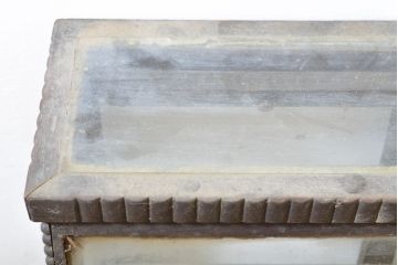 和製アンティーク　おしゃれなディスプレイが叶う!凝ったデザインが目を惹く台形の卓上ガラスケース(ショーケース、飾り棚、陳列棚、店舗什器)(R-062720)