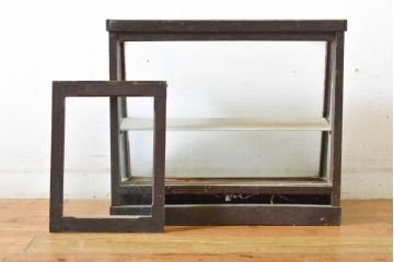 和製アンティーク　おしゃれなディスプレイが叶う!凝ったデザインが目を惹く台形の卓上ガラスケース(ショーケース、飾り棚、陳列棚、店舗什器)(R-062720)