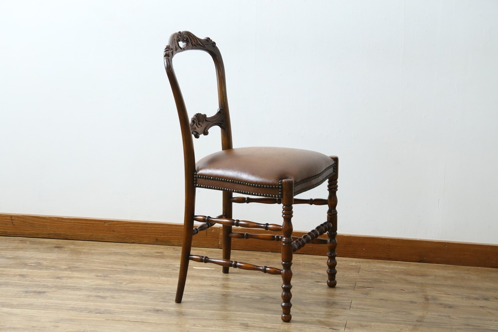 中古　美品　イギリス高級家具　THEODORE ALEXANDER(セオドア・アレキサンダー)　挽物脚が目を惹く!クラシカルなデザインがおしゃれなダイニングチェア　(R-062735)