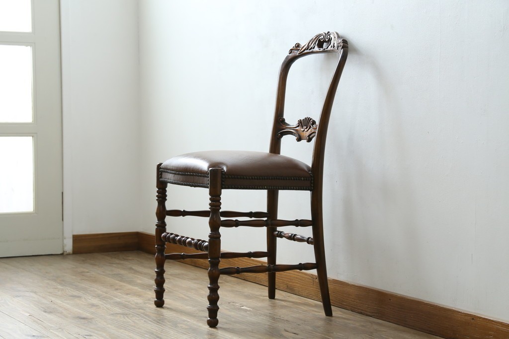 中古　美品　イギリス高級家具　THEODORE ALEXANDER(セオドア・アレキサンダー)　挽物脚が目を惹く!クラシカルなデザインがおしゃれなダイニングチェア　(R-062735)