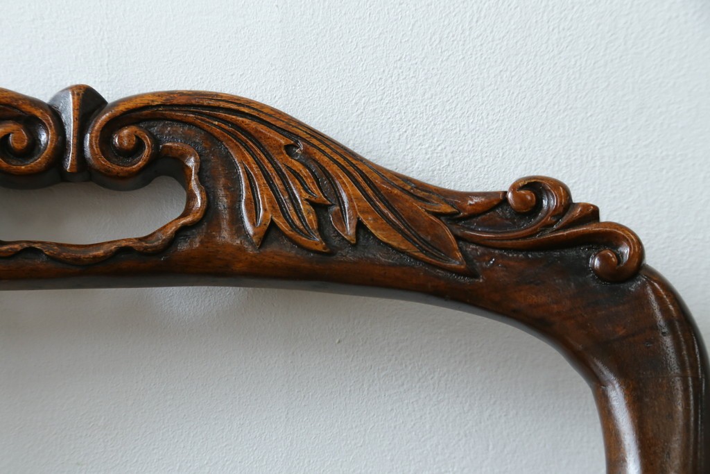 中古　美品　イギリス高級家具　THEODORE ALEXANDER(セオドア・アレキサンダー)　挽物脚が目を惹く!クラシカルなデザインがおしゃれなダイニングチェア　(R-062735)