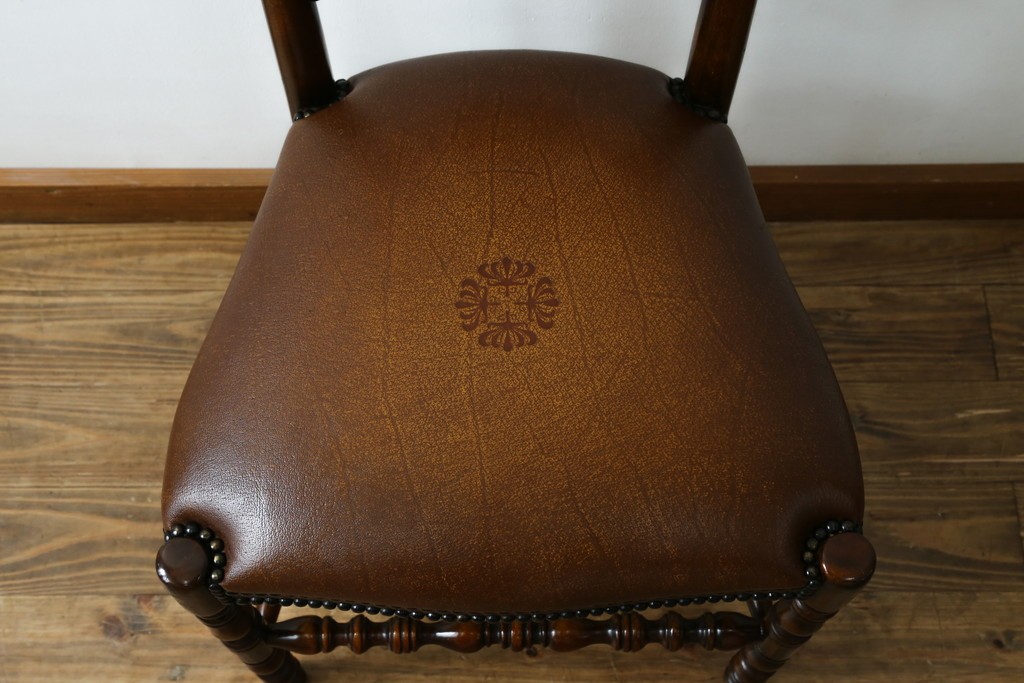 中古　美品　イギリス高級家具　THEODORE ALEXANDER(セオドア・アレキサンダー)　挽物脚が目を惹く!クラシカルなデザインがおしゃれなダイニングチェア　(R-062735)